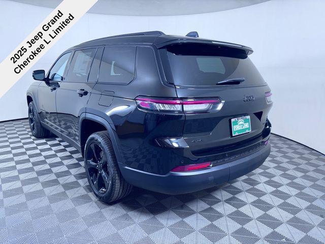 Photo of 2025 Diamond Black Crystal Pearlcoat Jeep Grand Cherokee L