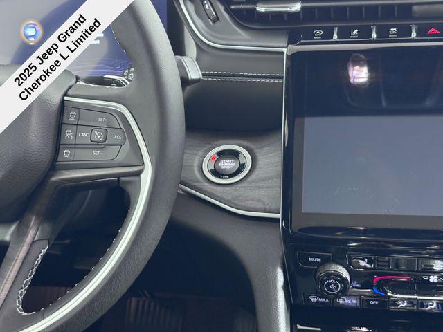 Photo of 2025 Diamond Black Crystal Pearlcoat Jeep Grand Cherokee L