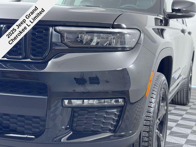 Photo of 2025 Diamond Black Crystal Pearlcoat Jeep Grand Cherokee L