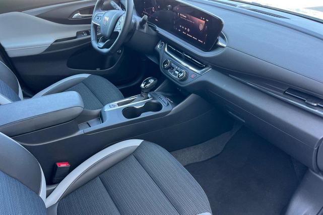 Photo of 2025 Summit White Buick Envista
