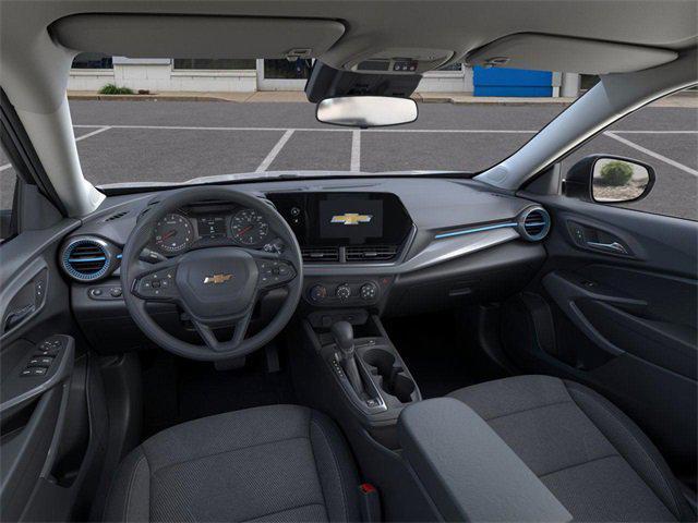 Photo of 2025 Summit White Chevrolet Trax