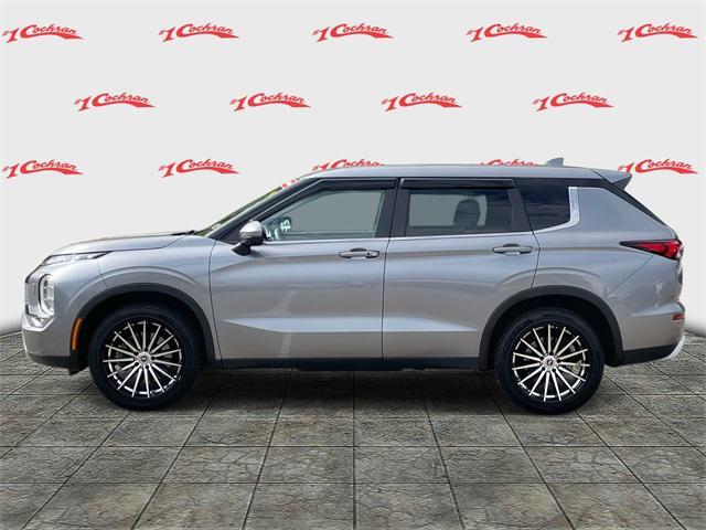 Photo of 2022 Mercury Gray Metallic Mitsubishi Outlander