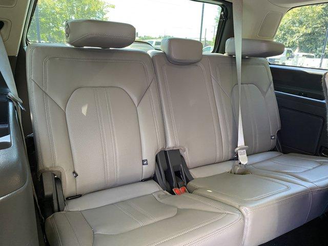 Photo of 2019 White Platinum Metallic Tri-Coat Ford Expedition