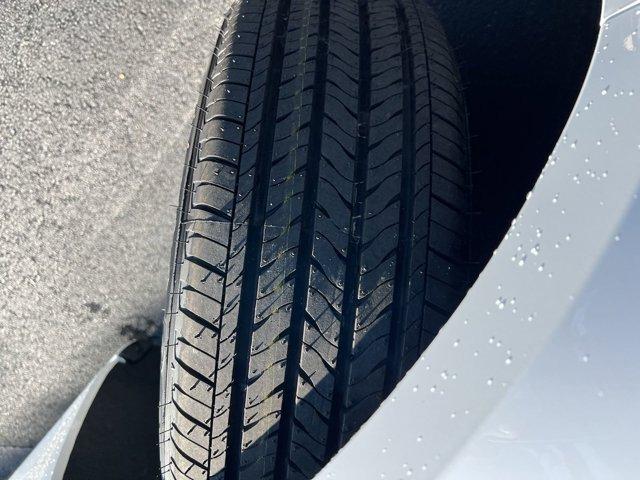 Photo of 2025 Summit White Chevrolet Malibu