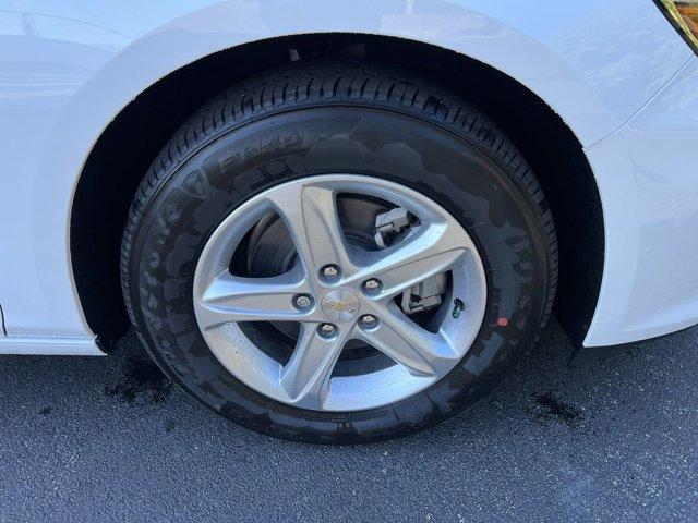 Photo of 2025 Summit White Chevrolet Malibu