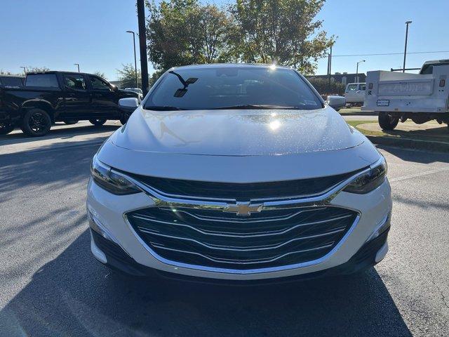 Photo of 2025 Summit White Chevrolet Malibu