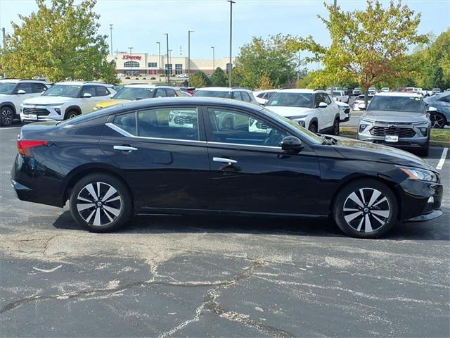 Photo of 2022 Super Black Nissan Altima