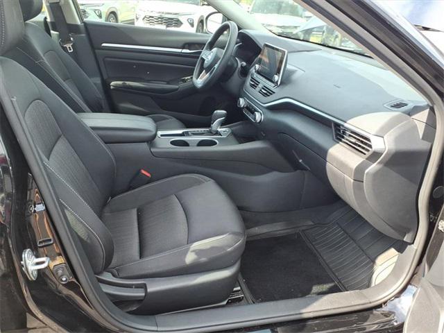 Photo of 2022 Super Black Nissan Altima