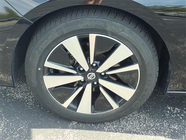 Photo of 2022 Super Black Nissan Altima