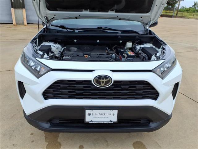 Photo of 2021 Super White Toyota RAV4
