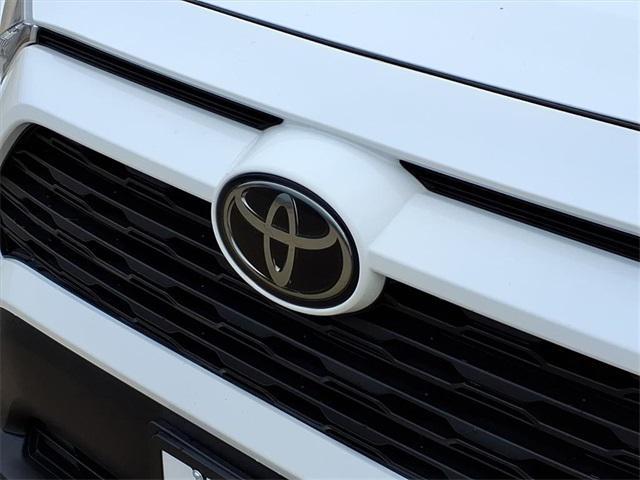 Photo of 2021 Super White Toyota RAV4