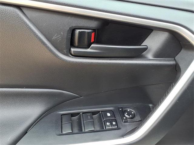 Photo of 2021 Super White Toyota RAV4