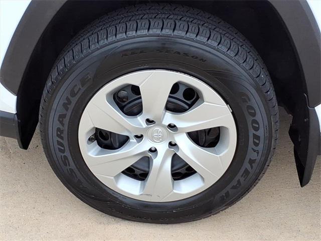 Photo of 2021 Super White Toyota RAV4
