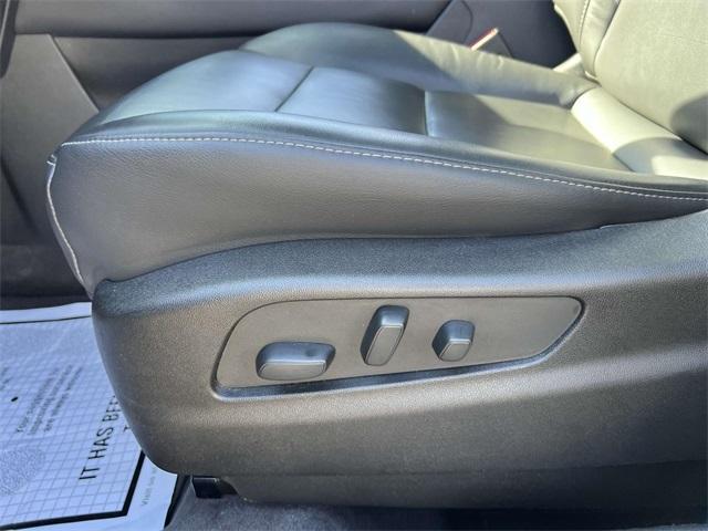 Photo of 2023 Wave Metallic Cadillac XT4