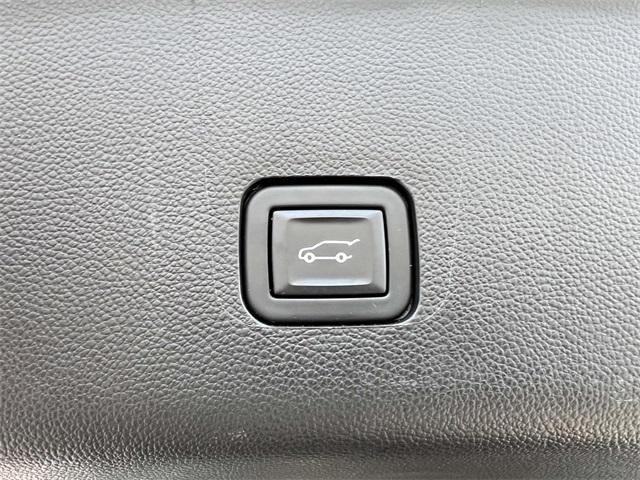 Photo of 2023 Summit White Chevrolet Traverse