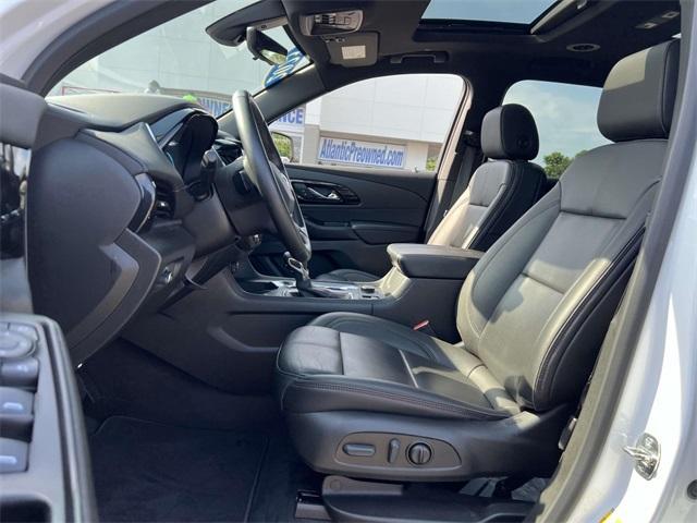 Photo of 2023 Summit White Chevrolet Traverse