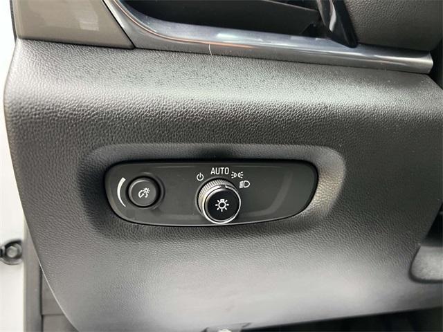 Photo of 2023 Iridescent Pearl Tricoat Chevrolet Traverse