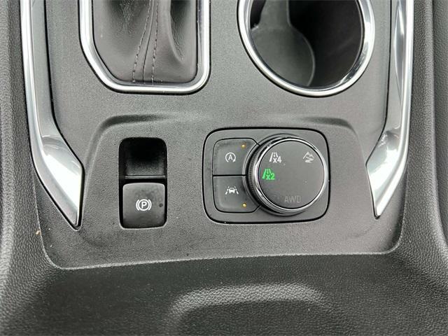 Photo of 2023 Iridescent Pearl Tricoat Chevrolet Traverse