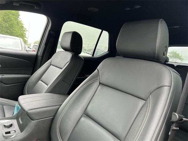 Photo of 2023 Iridescent Pearl Tricoat Chevrolet Traverse
