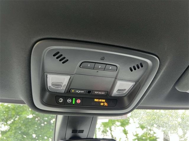 Photo of 2023 Iridescent Pearl Tricoat Chevrolet Traverse