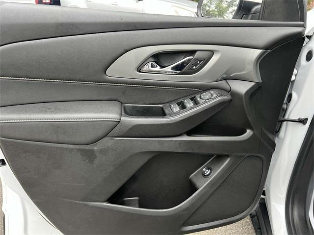 Photo of 2023 Iridescent Pearl Tricoat Chevrolet Traverse