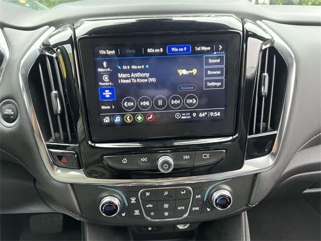 Photo of 2023 Iridescent Pearl Tricoat Chevrolet Traverse