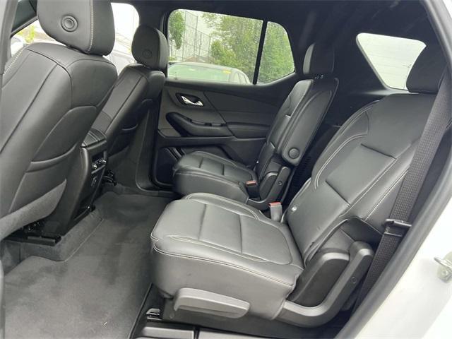 Photo of 2023 Iridescent Pearl Tricoat Chevrolet Traverse