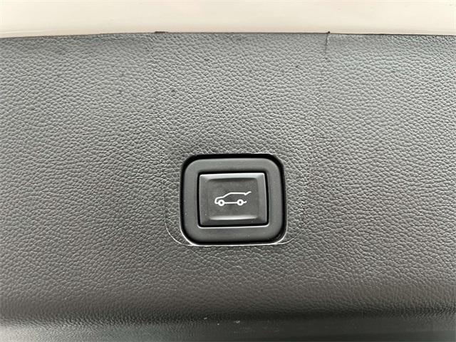 Photo of 2023 Iridescent Pearl Tricoat Chevrolet Traverse