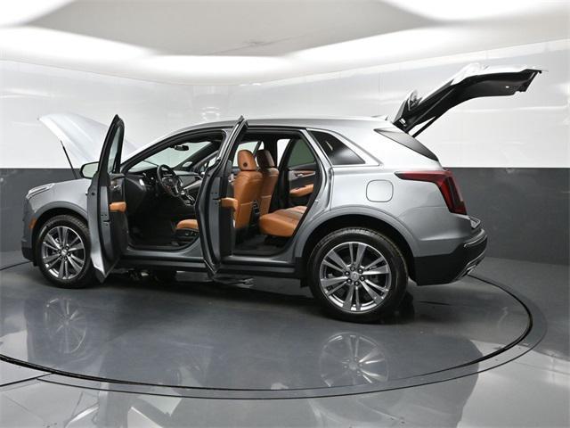 Photo of 2025 Silver Metallic Cadillac XT5