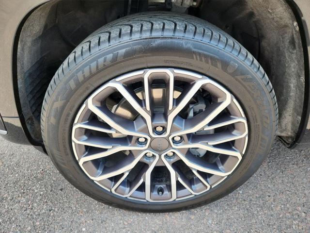 Photo of 2021 Diamond Black Crystal Pearlcoat Jeep Grand Cherokee L