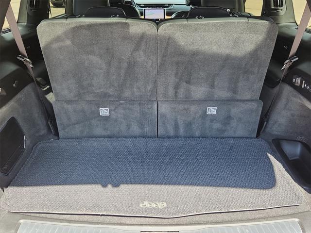 Photo of 2021 Diamond Black Crystal Pearlcoat Jeep Grand Cherokee L