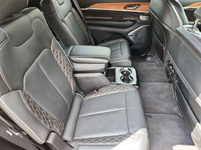 Photo of 2021 Diamond Black Crystal Pearlcoat Jeep Grand Cherokee L