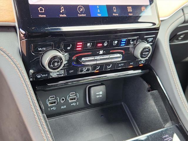 Photo of 2021 Diamond Black Crystal Pearlcoat Jeep Grand Cherokee L