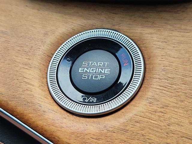 Photo of 2021 Diamond Black Crystal Pearlcoat Jeep Grand Cherokee L