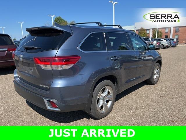 Photo of 2019 Shoreline Blue Pearl Toyota Highlander
