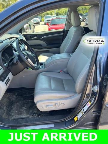 Photo of 2019 Shoreline Blue Pearl Toyota Highlander
