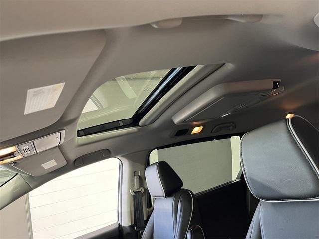 Photo of 2025 Solar Silver Metallic Honda Odyssey