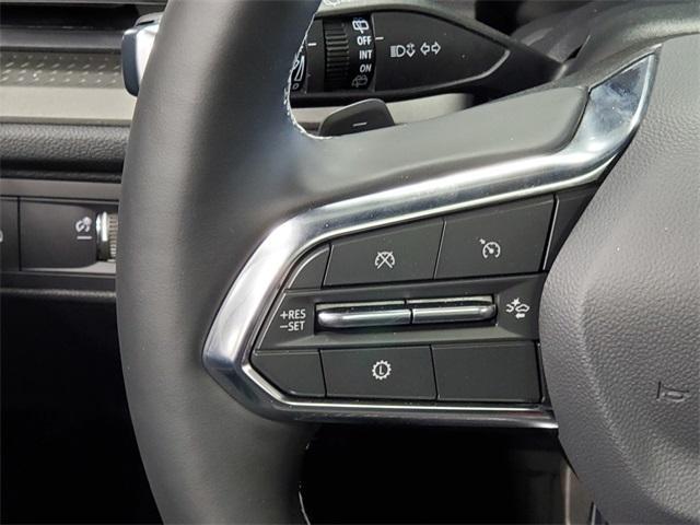 Photo of 2025 Summit White Chevrolet Traverse