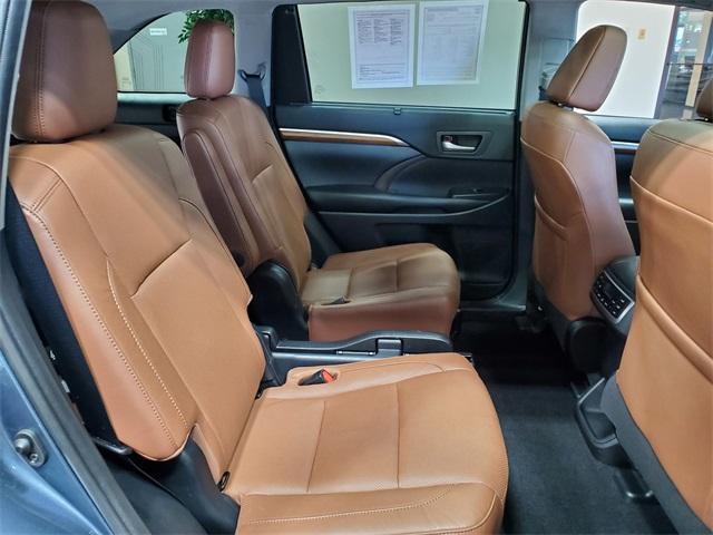Photo of 2019 Shoreline Blue Pearl Toyota Highlander