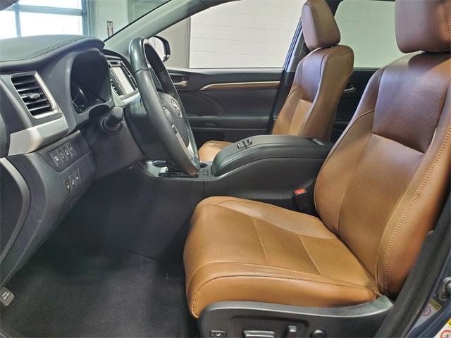 Photo of 2019 Shoreline Blue Pearl Toyota Highlander