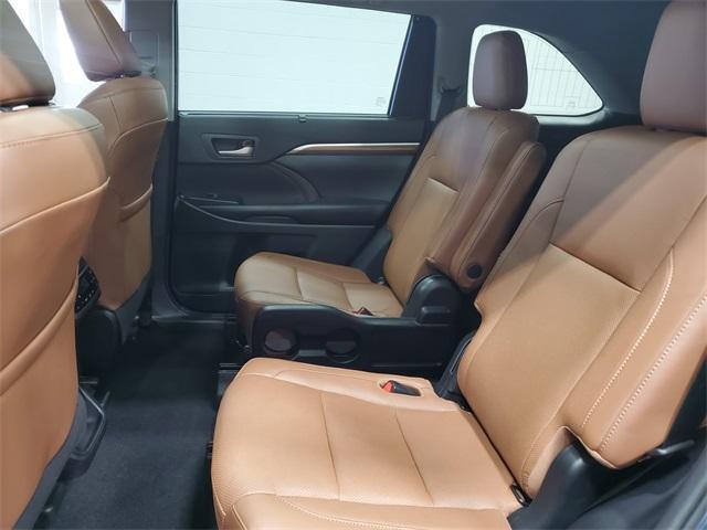 Photo of 2019 Shoreline Blue Pearl Toyota Highlander
