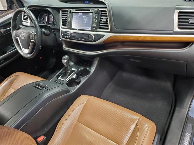 Photo of 2019 Shoreline Blue Pearl Toyota Highlander