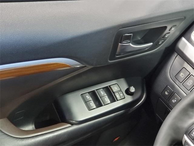 Photo of 2019 Shoreline Blue Pearl Toyota Highlander