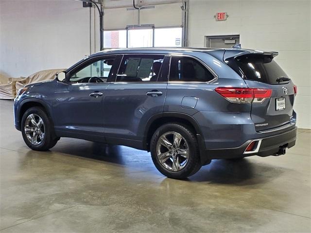 Photo of 2019 Shoreline Blue Pearl Toyota Highlander