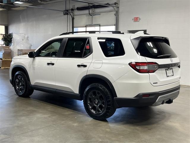 Photo of 2024 Platinum White Pearl Honda Pilot