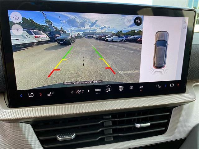 Photo of 2025 Star White Metallic Tri-Coat Ford Explorer