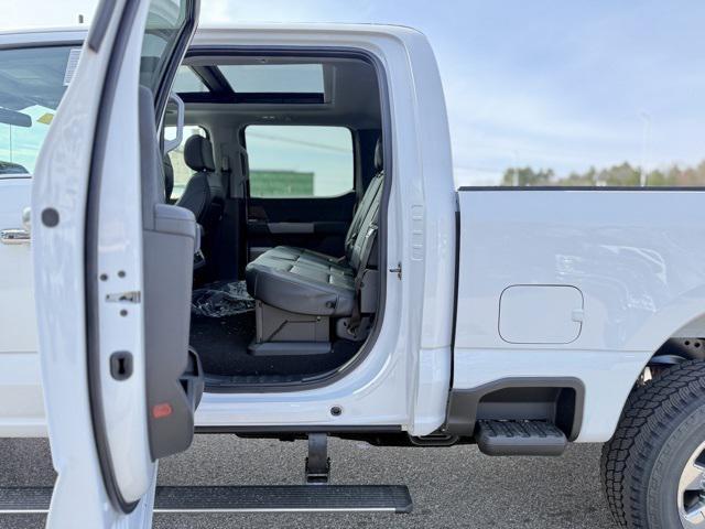 Photo of 2025 Oxford White Ford F-350