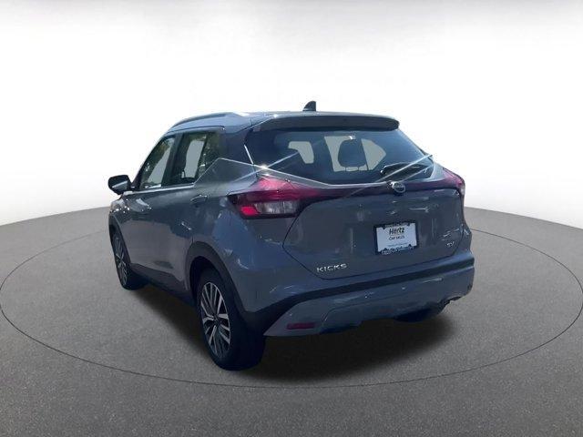 Photo of 2024 Boulder Gray Pearl Nissan Kicks