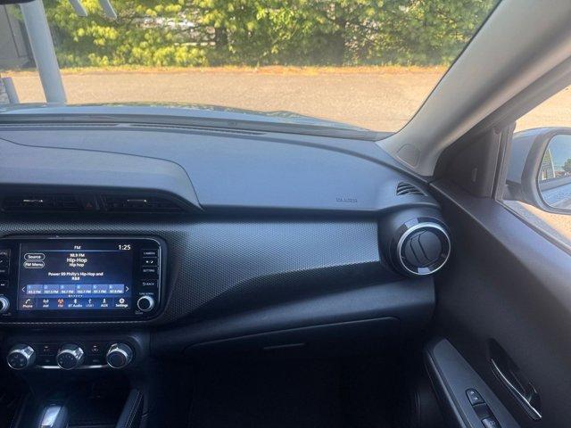Photo of 2024 Boulder Gray Pearl Nissan Kicks