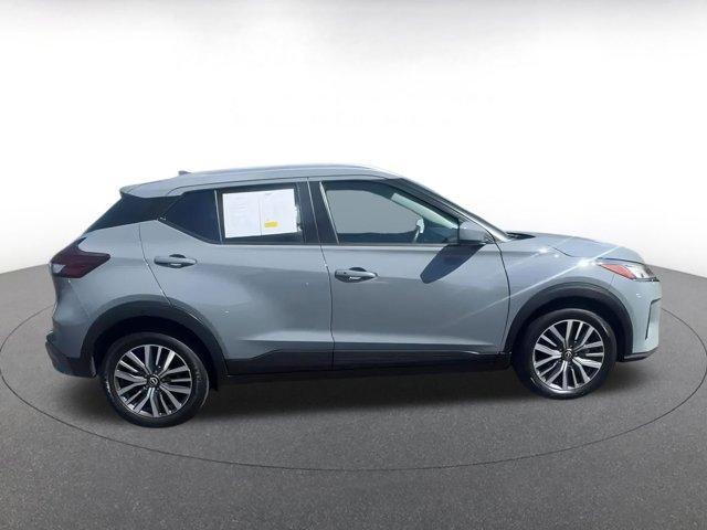 Photo of 2024 Boulder Gray Pearl Nissan Kicks